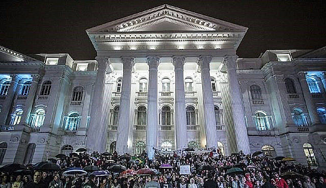 Local do ato contra os cortes, praça Santos Andrade, em Curitiba, historicamente tem se firmado como espaço de luta pela educação.