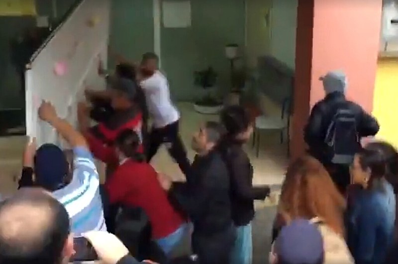 Imagem do vídeo que registra momento em que um grupo de pais e professores contrários às ocupações arrancou o portão do colégio Professor Guido Arzua, em Curitiba, na manhã desta segunda-feira (24)