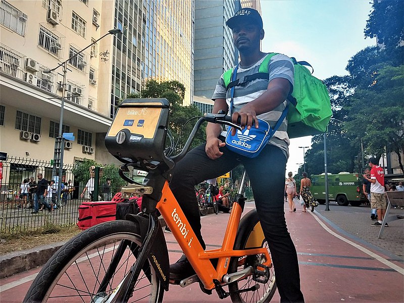 Alexander Figueira, de 26 anos, é morador do bairro Jardim Primavera, em Duque de Caxias, e desde o ano passado sobrevive a base de “bicos"