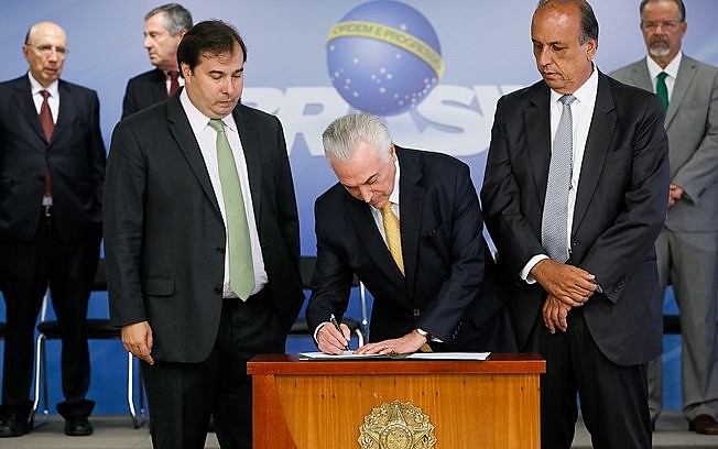 Decreto presidencial sobre intervenção militar no RJ foi assinado na tarde desta sexta (16), no Palácio do Planalto