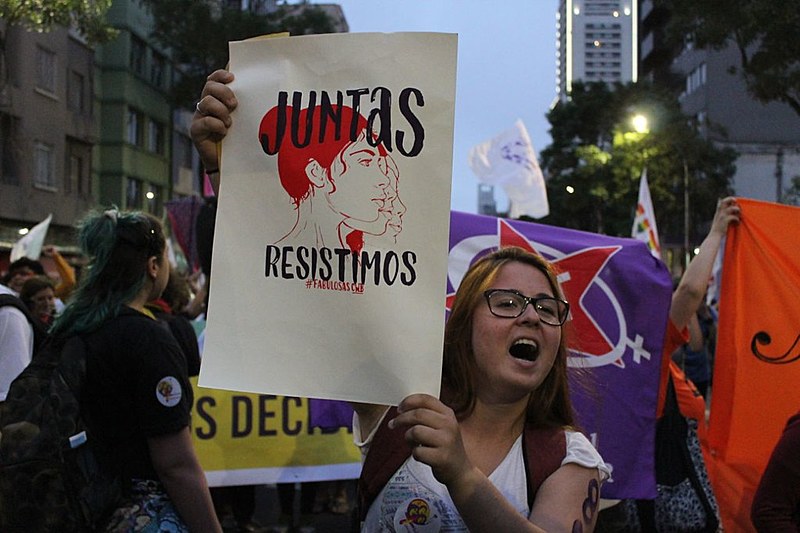 Em Curitiba, faixas, cartazes, música e poesia foram algumas das formas de ecoar as reivindicações das mulheres