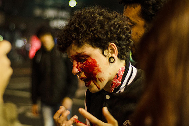 Estudante Deborah Fabri, no momento, em que foi atingida por estilhaços de bomba atirada pela Polícia Militar, em um protesto contra o golpe