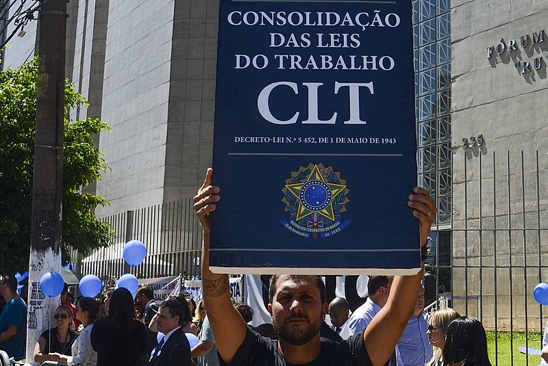 Juízes, servidores e advogados fazem ato em defesa da Justiça do Trabalho