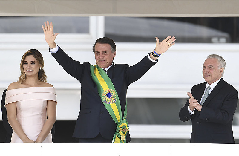 O presidente Jair Bolsonaro, acompanhado da primeira dama, Michelle Bolsonaro e o agora ex-presidente Michel Temer.