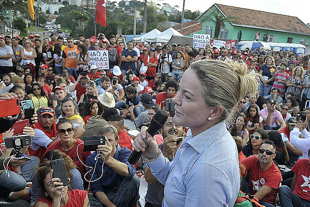 Gleisi Hoffmann, presidenta del PT, leyó la carta del ex presidente a los militantes acampados en Curitiba