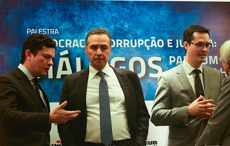 O juiz federal Sérgio Moro, o ministro do STF, Luís Roberto Barroso, e o procurador Deltan Dallagnol, no UniCEUB José Cruz (2016)