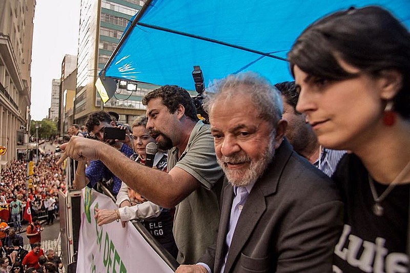 En un gran acto en Porto Alegre, en vísperas de su juicio, Lula es recibido por más de 70 mil personas