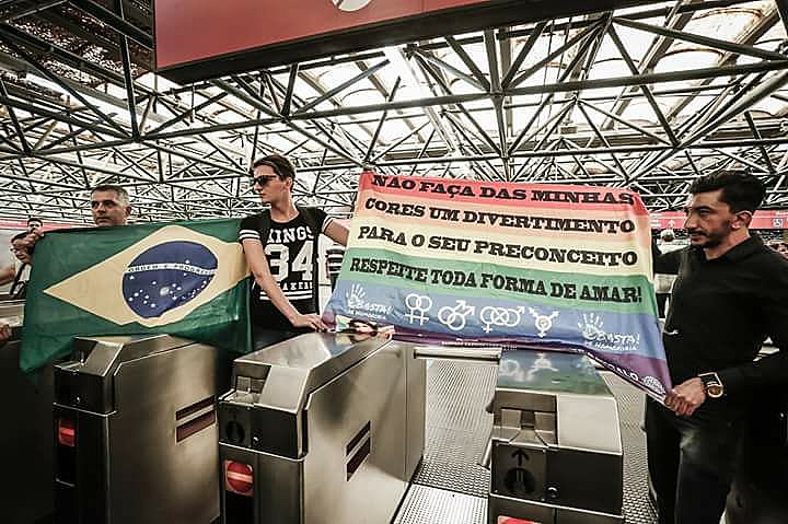 Manifestantes fazem homenagem ao ambulante morto na estação Pedro II do Metrô