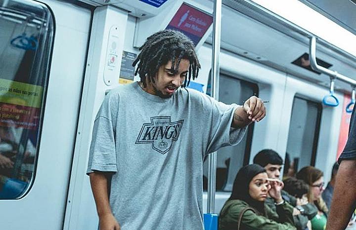 O poeta Rah Bxd durante apresentação artística no vagão do metrô