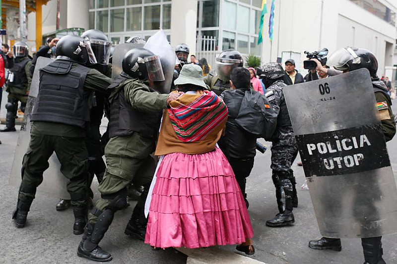 "A polícia mostrou indolência para proteger o povo frente aos bandos fascistas", escreve García Linera