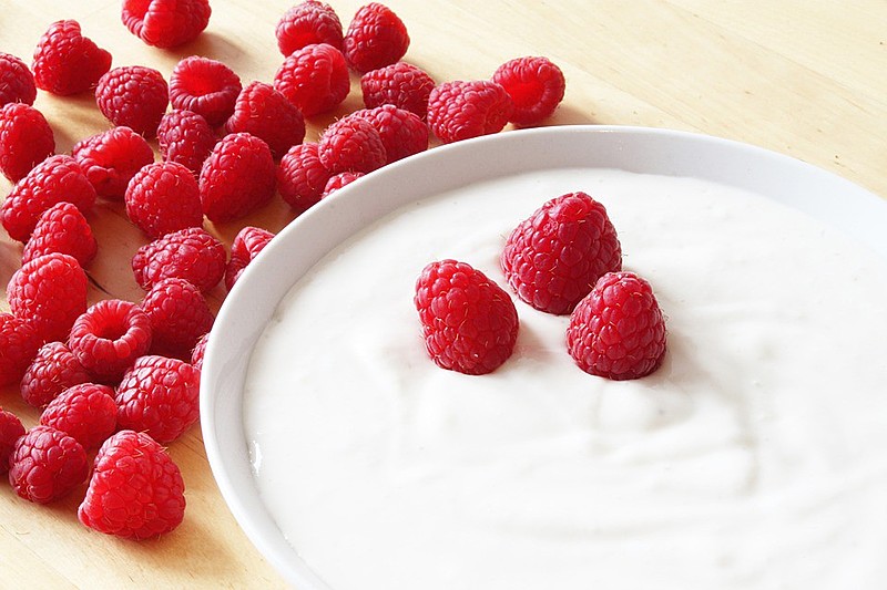Mousse de iogurte com chia e calda de frutas vermelhas é dica para as ceias
