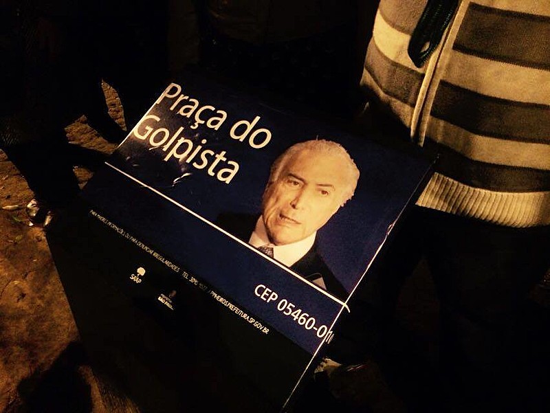 Moradores do bairro de Alto de Pinheiros transformaram a frente da casa de Temer em um cemitério repleto de lápides