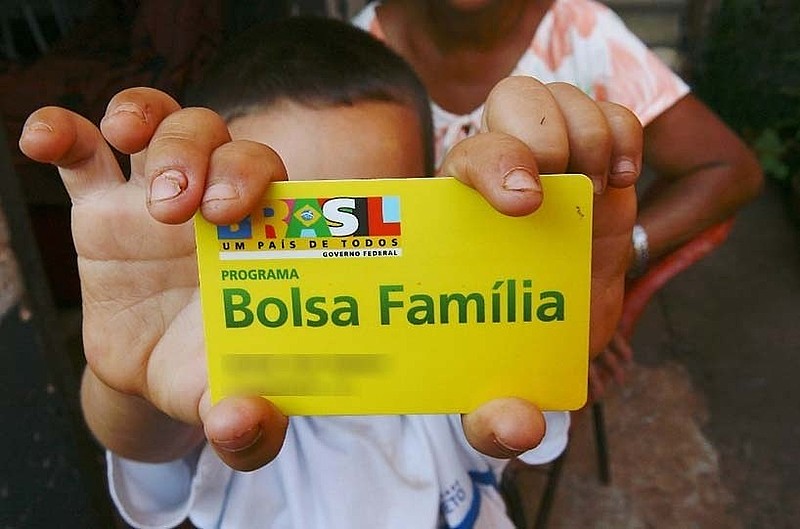 Mesmo com aumento do desemprego, número de famílias que recebem o Bolsa Família é o mesmo de 2015