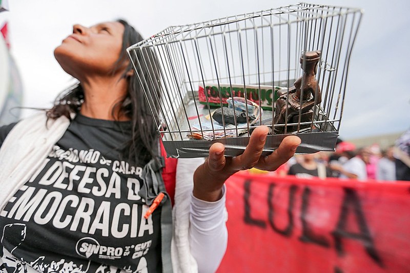 Contra as armas da tirania, os povos e os cidadãos têm o direito à desobediência e à rebelião
