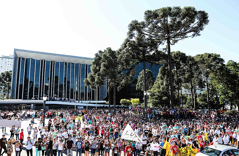 As cadeiras da Alep, palco de manifestações populares, são ocupadas, em grande parte, por deputados com relação de parentesco entre si