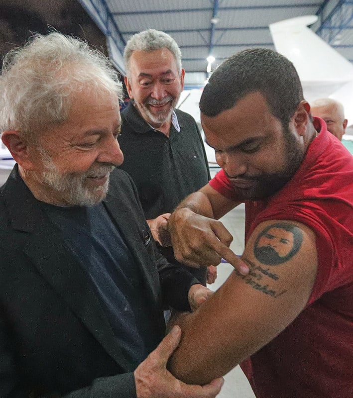 Ex-presidente Lula chega a Salvador para reunião da executiva-nacional do PT
