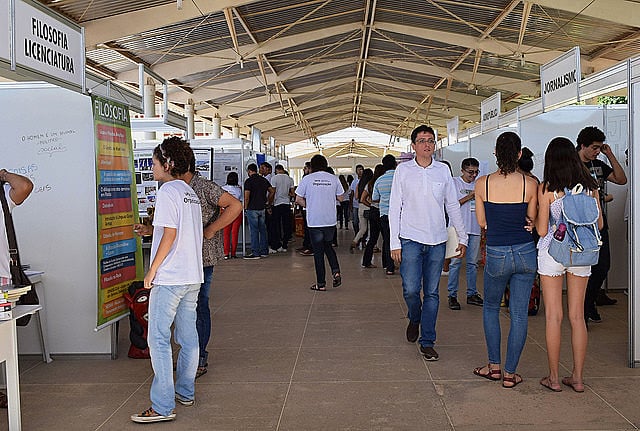 Alunos da UFCA durante Feira das Profissões em 2017; instituição oferta quatro cursos de mestrado e três de especialização