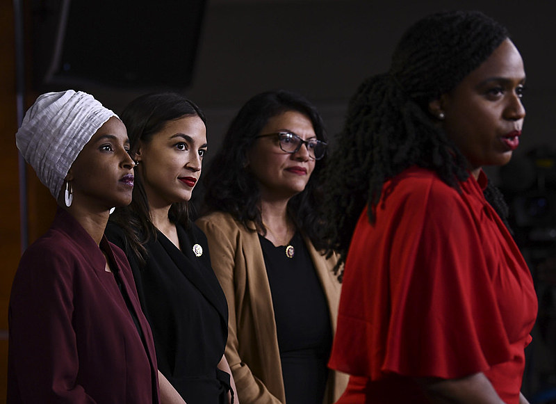 Ayanna Presley fala observada por Abdullahi Omar, Alexandra Ocasio-Cortez e Rashida Tlaib; as quatro criticaram duramente as declarações