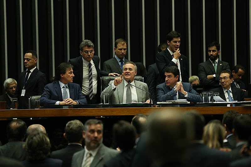 O senador e ex-ministro Romero Jucá, exonerado do cargo nesta terça (24), participou da votação
