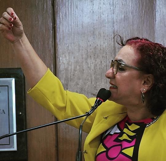 Sandra em plenário questionando a entrega do título de Cidadão Pessoense a Bolsonaro