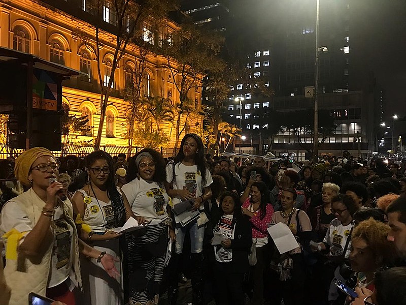 Centenas de mulheres e homens presenciaram um ato realizado em São Paulo (SP), na praça da República