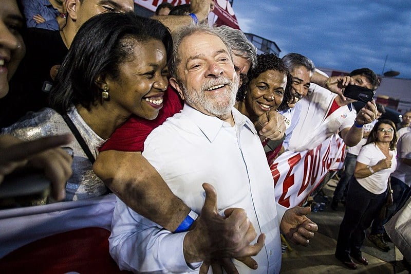 Lula durante o ato de abertura da caravana na cidade de Ipatinga (MG), nesta segunda-feira (23)