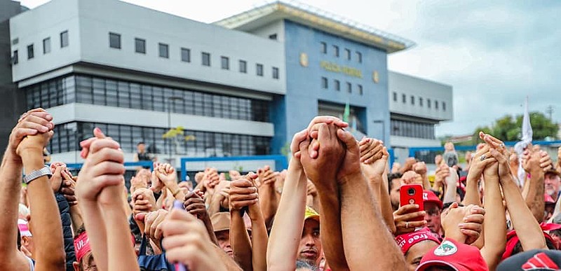 Apoiadores se reuniram do lado de fora da Superintendência da PF, onde Lula é mantido preso desde abril de 2018