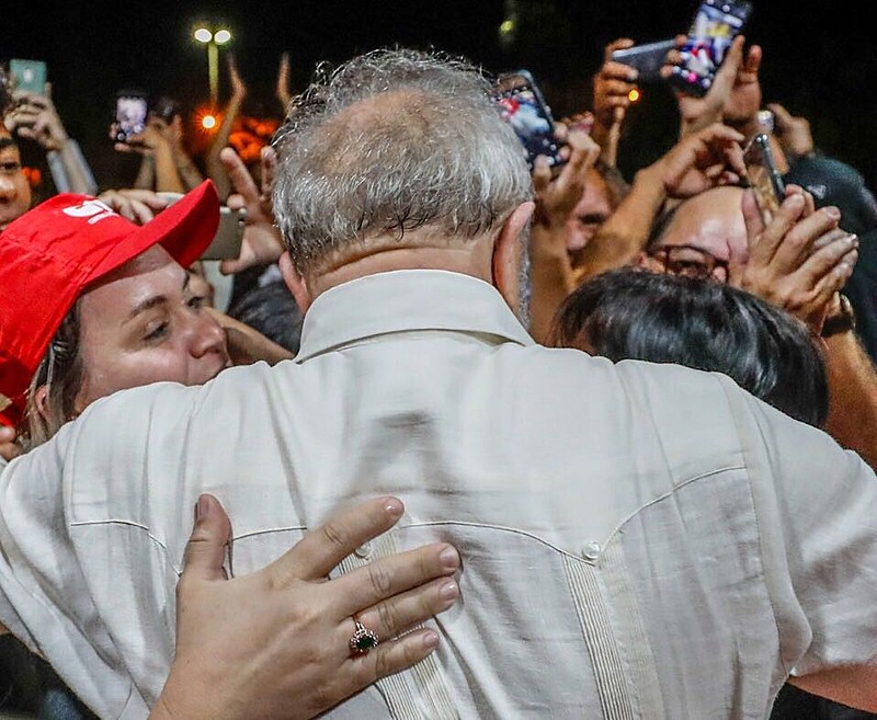 Lula recebendo apoio de militantes e artistas em São Bernardo do Campo.