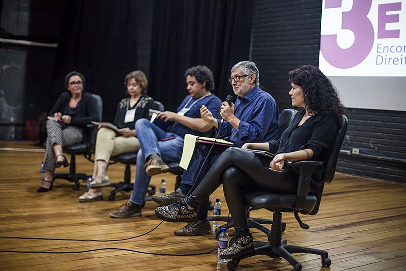Flávia Lefèvre, Dafne Plou, Marcos Urupá, membro do Intervozes que intermediou o debate, Murilo Ramos e Joana Varon