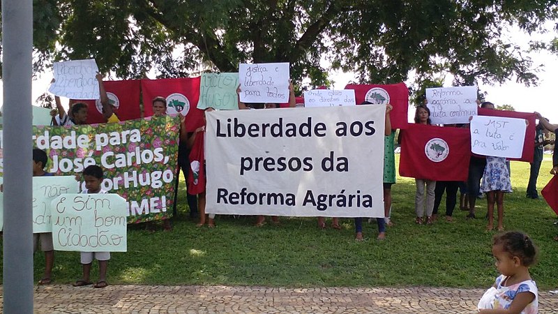 Familiares e militantes do MST pedem a liberdade das pessoas presas durante ação violenta da polícia em frente ao Tribunal de Justiça
