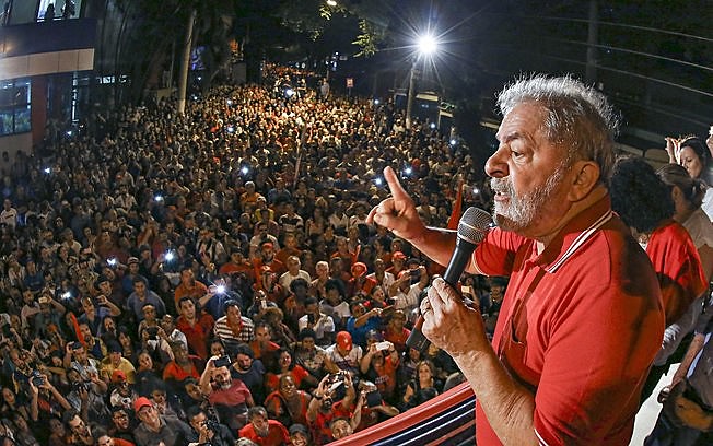 Ex-presidente participa de ato contra o golpe em abril de 2016
