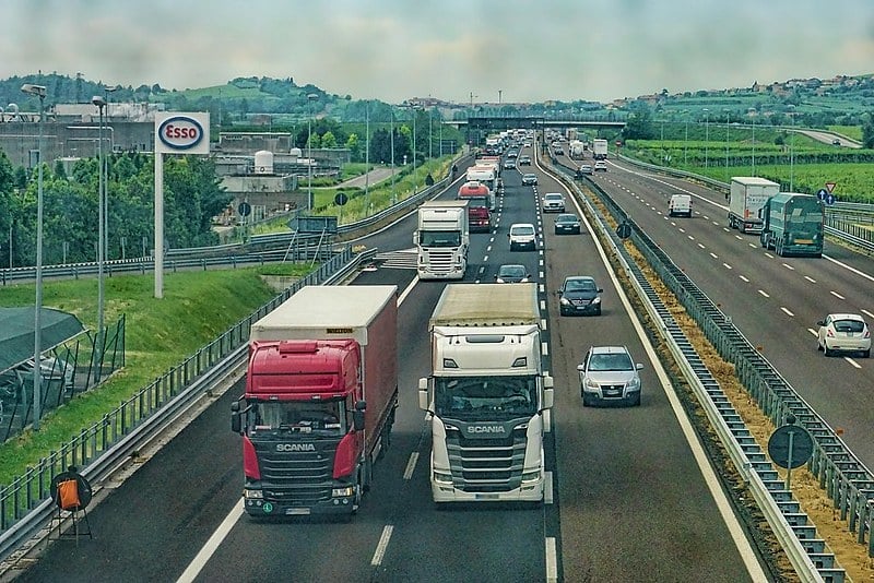 Levava sempre nas viagens um violão, que dedilhava todas as noites acompanhando a cantoria dos companheiros nos postos de gasolina.