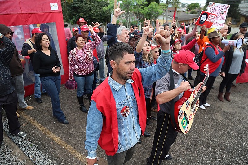 Vigília Lula Livre resiste há 181 dias em frente à Polícia Federal, em Curitiba, onde o ex-presidente é mantido como preso político