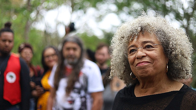 Angela Davis sembró un plantón como acto simbólico por su apoyo al MST y a la Escuela Nacional Florestan Fernandes (ENFF)