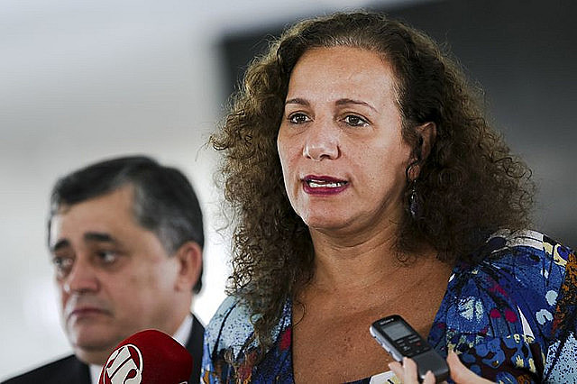Jandira Feghali (RJ): "Mais de um milhão de famílias no Brasil voltou a cozinhar com lenha e com álcool. Isso significa risco de vida"