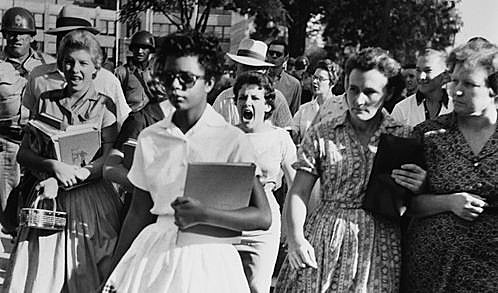 Elizabeth Eckford llega al Little Rock Central High School bajo ofensas de estudiantes racistas