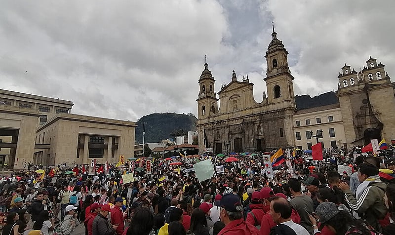 Praça Bolívar, em Bogotá, em mais um dia de protestos contra medidas do presidente Iván Duque
