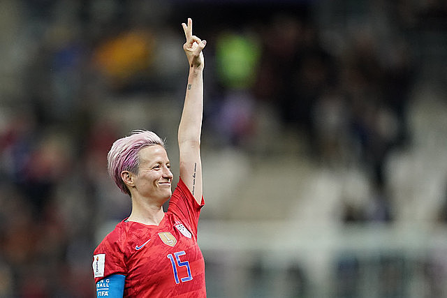 Na Copa do Mundo, jogadora da seleção estadunidense Megan Rapinoe se destaca dentro e fora dos campos