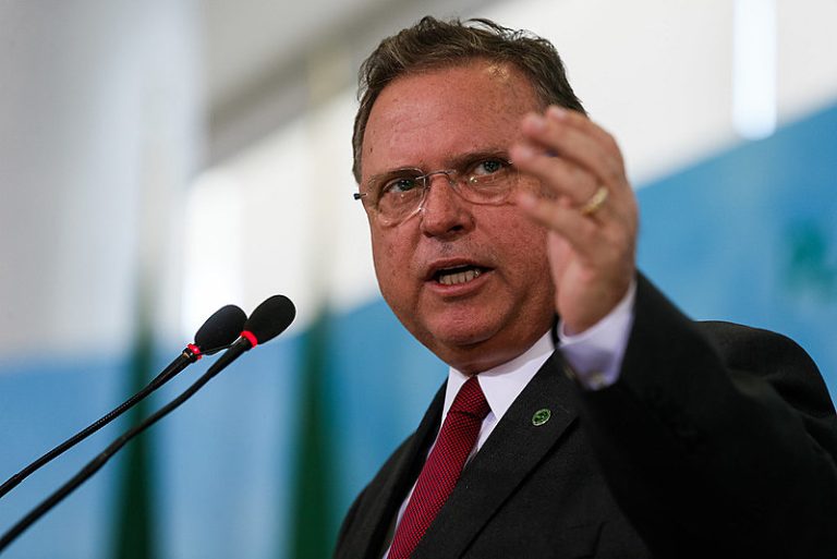 Ministro Blairo Maggi fatura também com a venda de agrotóxicos