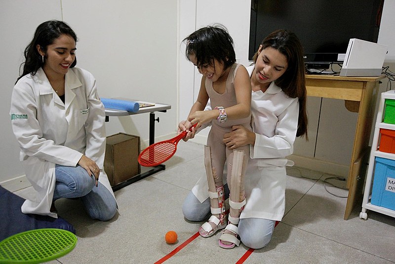 Criança com paralisia cerebral usa roupa biocinética em projeto de reabilitação desenvolvido em Belém do Pará, em 2015.