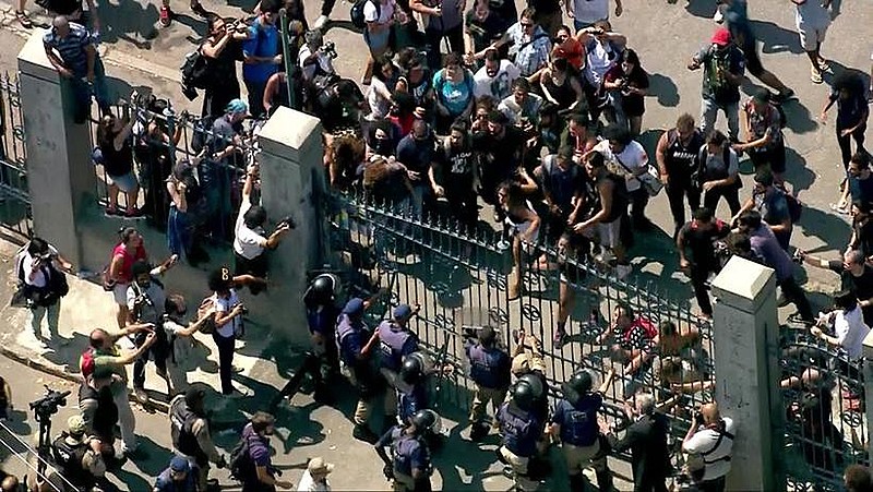 Centenas de manifestantes foram recebidos com bombas de efeito moral e spray de pimenta na Quinta da Boa Vista, zona norte do Rio