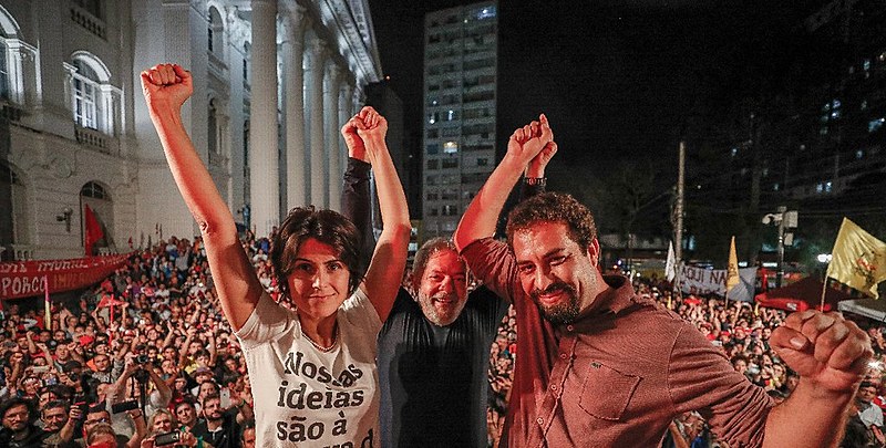 Manuela D'Ávila, Lula e Guilherme Boulos, juntos em ato em Curitiba (PR), nesta quarta-feira (28)