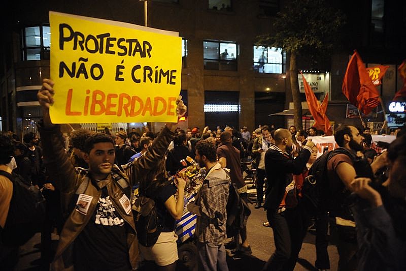 Criminalização de protestos tem sido grande preocupação de movimentos populares. Na foto,  militante reivindica liberdade de expressão