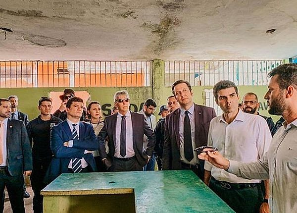 O coordenador da FTIP, Maycon Rottava, de óculos na mão, fala na presença do ministro Sergio Moro e do governador Helder Barbalho.