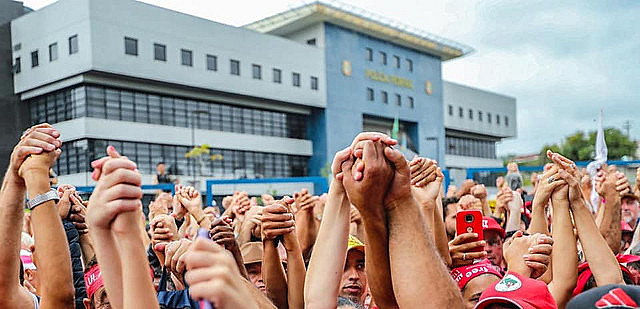 Miles de personas se reunieron en frente a la sede de la Superintendencia de la Policía Federal donde Lula está detenido desde hace un año