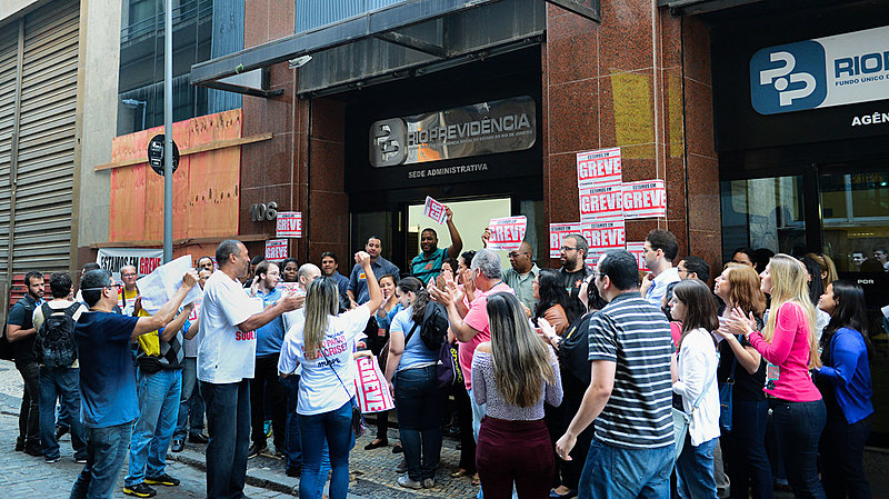 Servidores fazem greve e protestam em frente ao Rioprevidência