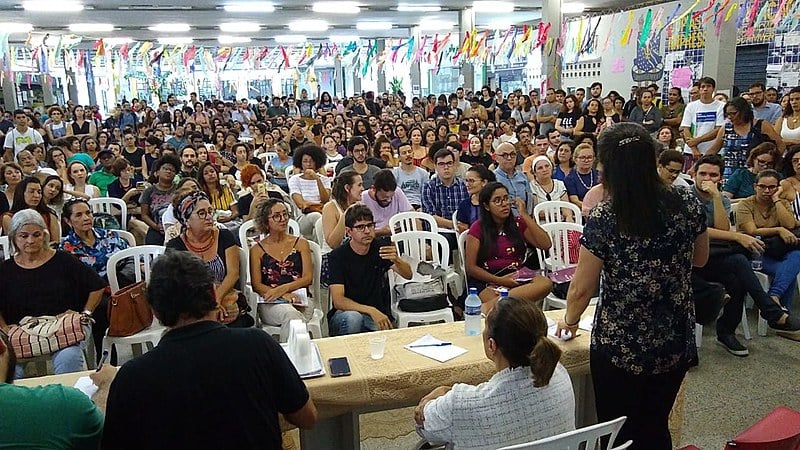 Centenas se reuniram no Centro de Vivências da UFPB, no primeiro de uma série de atos marcados contra os retrocessos impostos aos IFES.