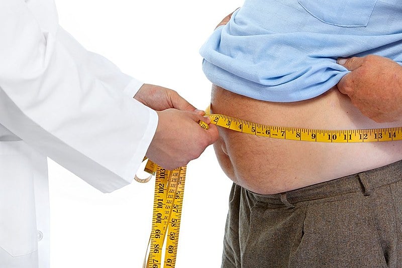 É preciso entender que desnutrição não é sinônimo de baixo peso. Alguém pode estar obeso e desnutrido