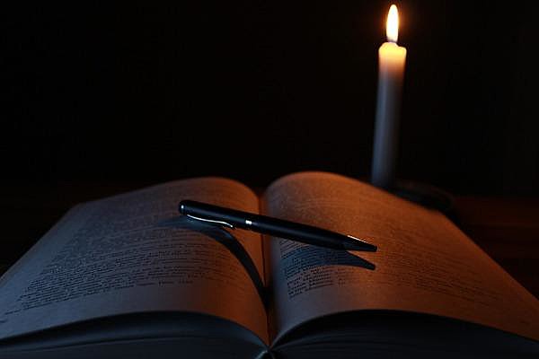"Escrever é um desnudar-se, exibir-se ao julgo de coletivo incerto"