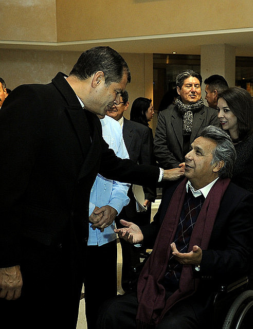 O ex-presidente Rafael Correa cumprimenta o atual, Lenín Moreno